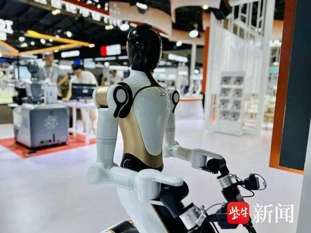 聚焦｜WAIC“真干活机器人”走红，机器人走进产业一线