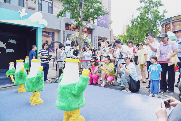 “首届机器人啤酒节”亮相青岛上街里