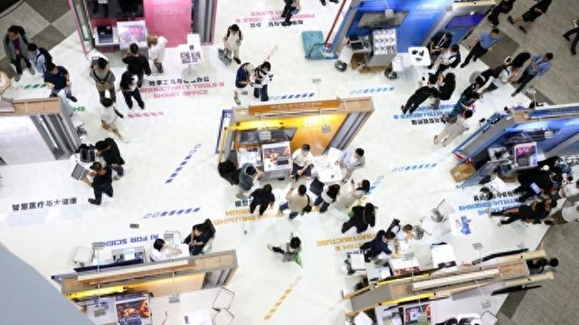 AI的尽头是能源，WAIC上，大模型、机器人、平台全来了
