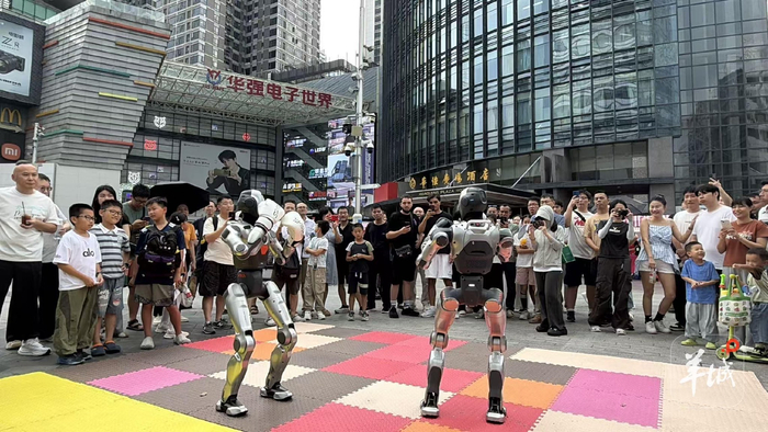 机器人擂台“开打”！深圳华强北把AI市集搬到市民身边